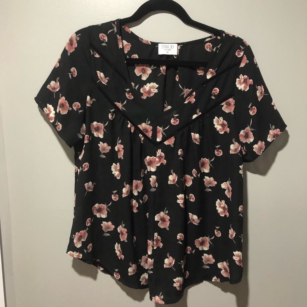 Sienna Sky | Black floral top M